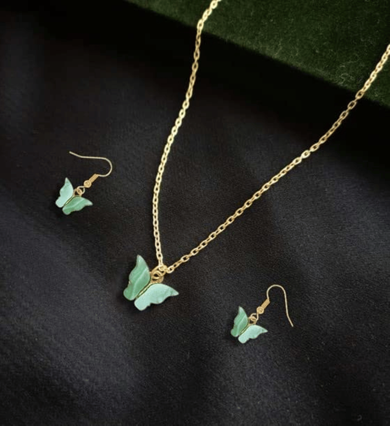 Sunhari Jewels Green Pendant set ( Pack of 1 ) Sunhari Jewels Green Pendant set ( Pack of 1 )