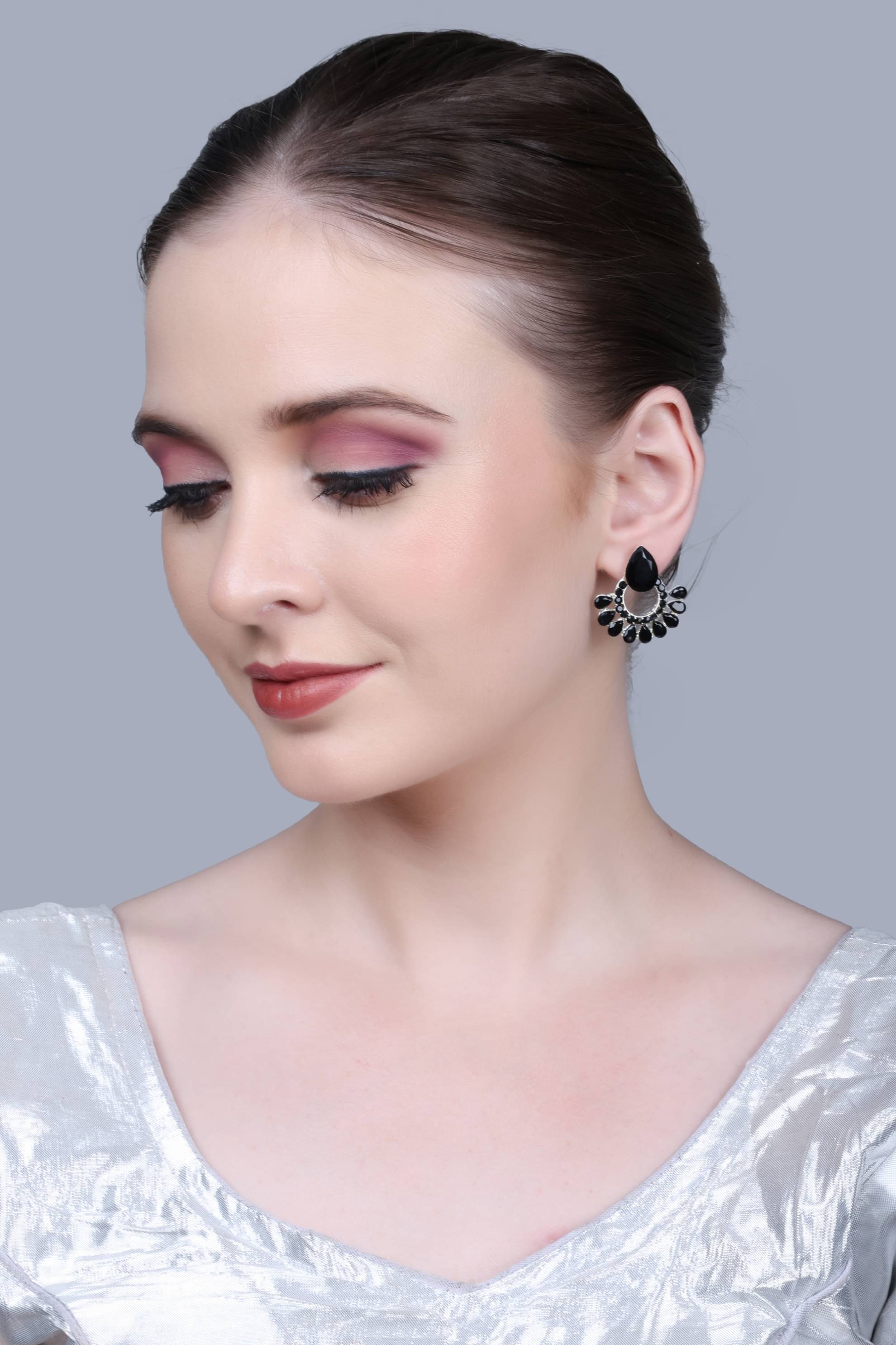     			SUNHARI Black Stud Earrings ( Pack of 1 )