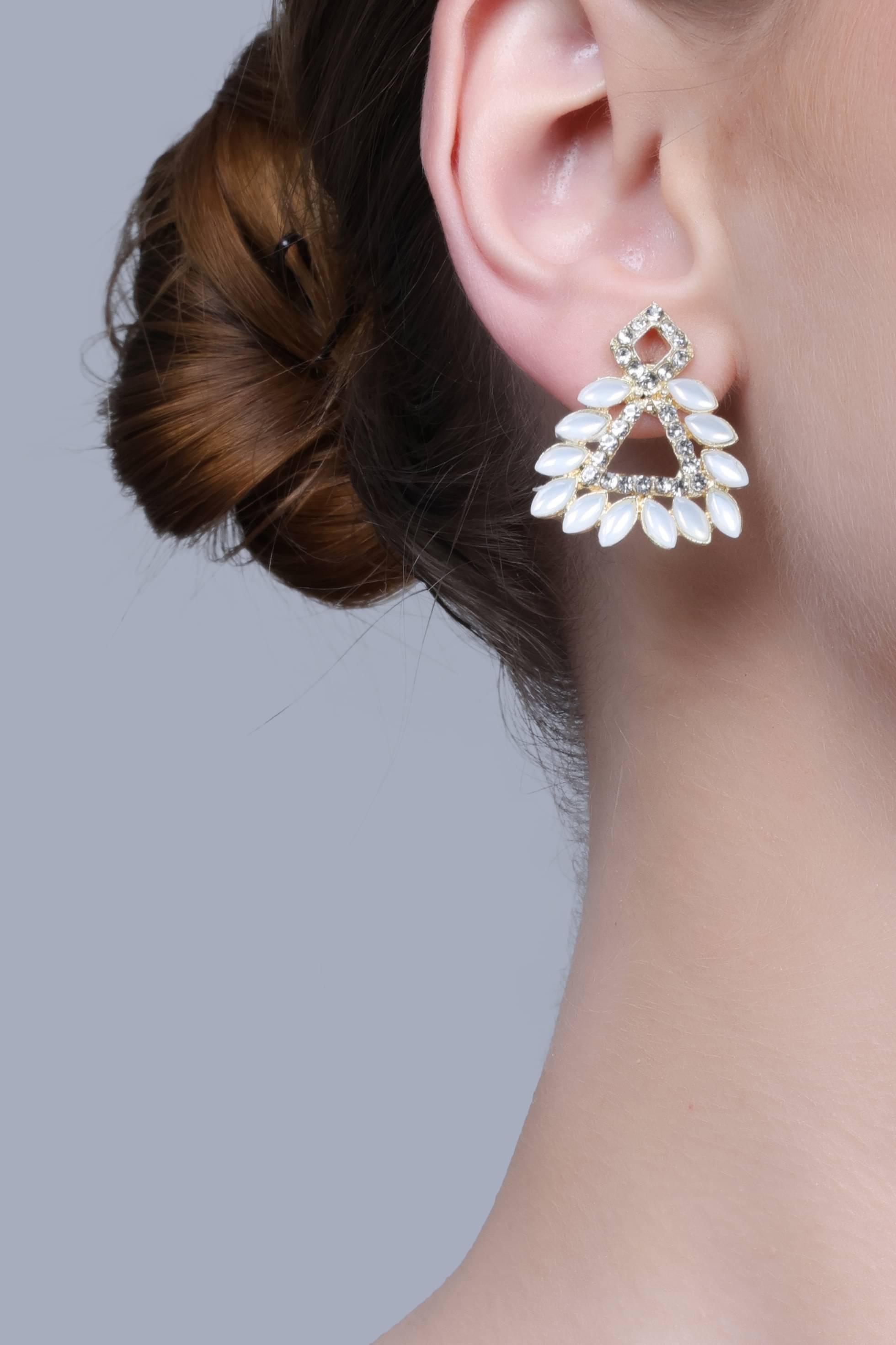     			SUNHARI White Stud Earrings ( Pack of 1 )