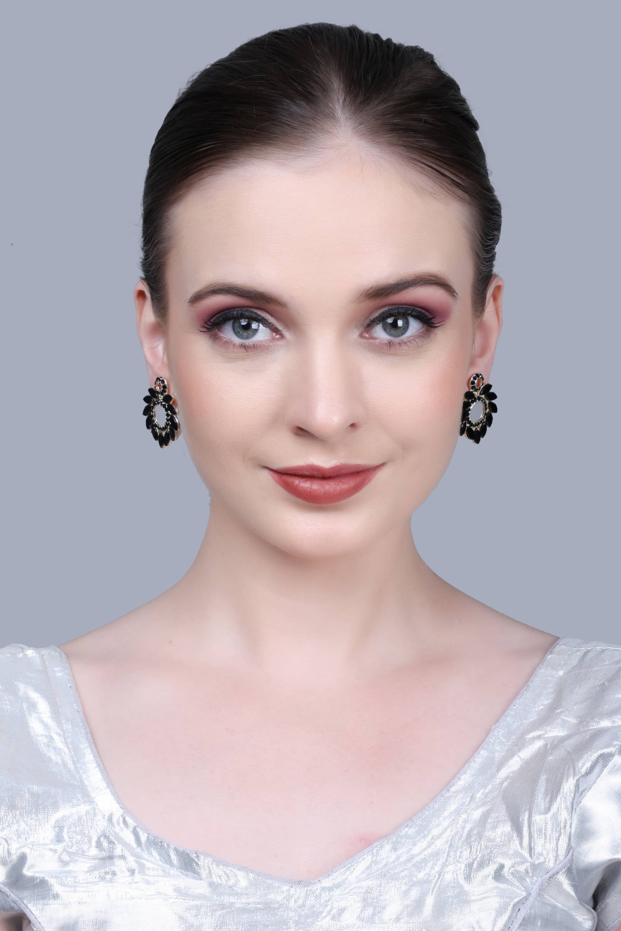     			Sunhari Jewels Black Stud Earrings ( Pack of 1 )