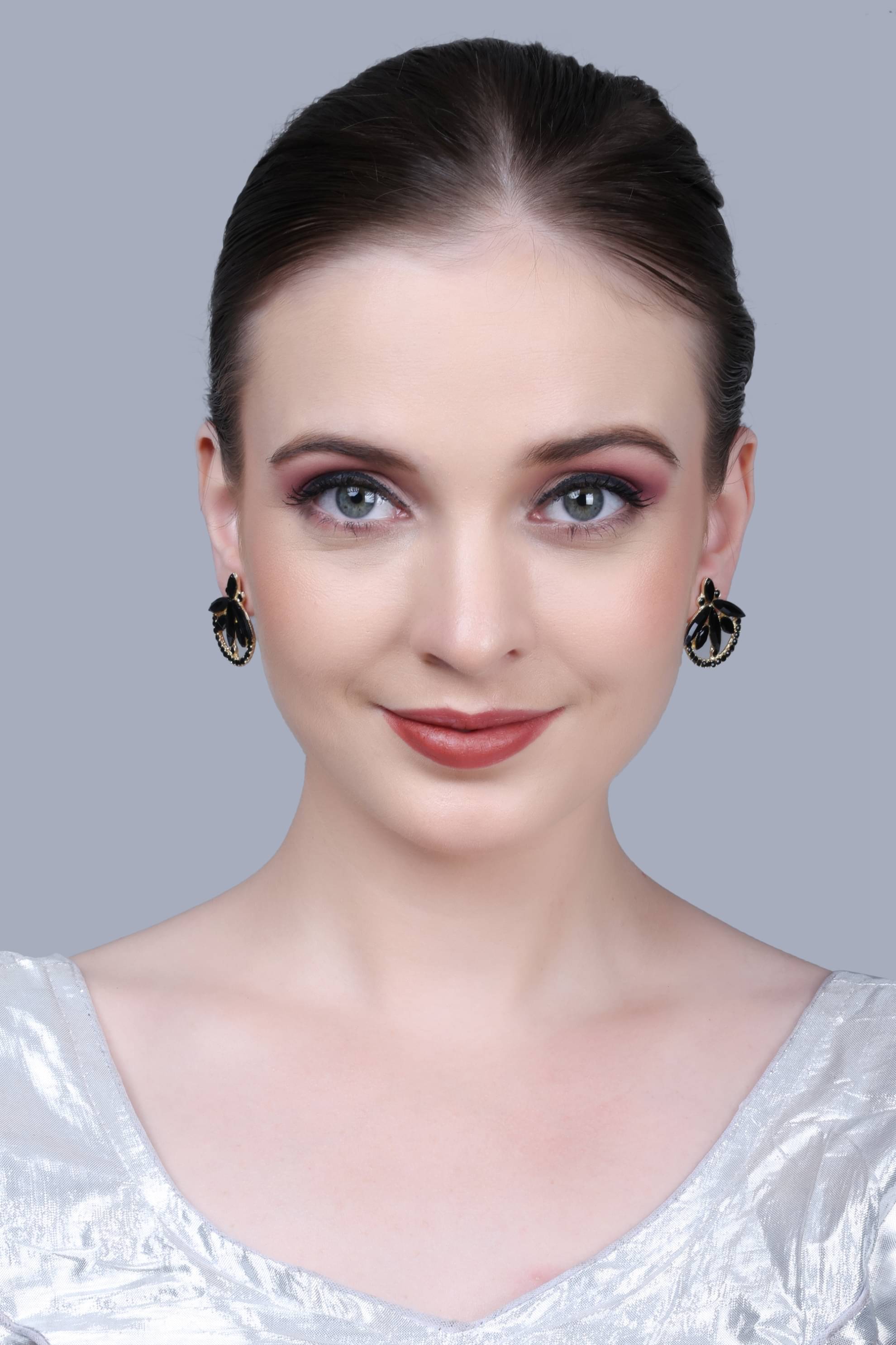     			Sunhari Jewels Black Stud Earrings ( Pack of 1 )