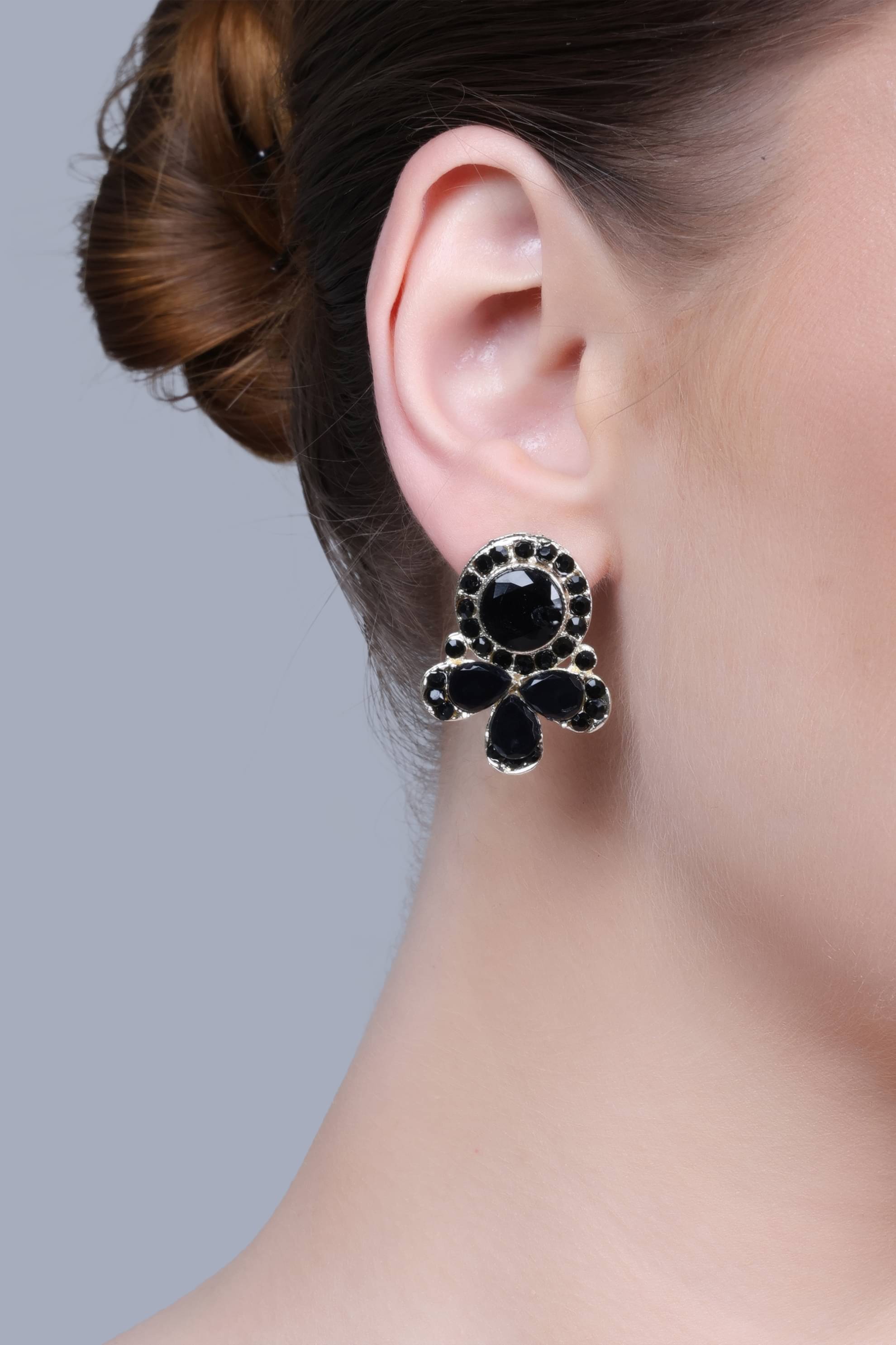     			SUNHARI Black Stud Earrings ( Pack of 1 )