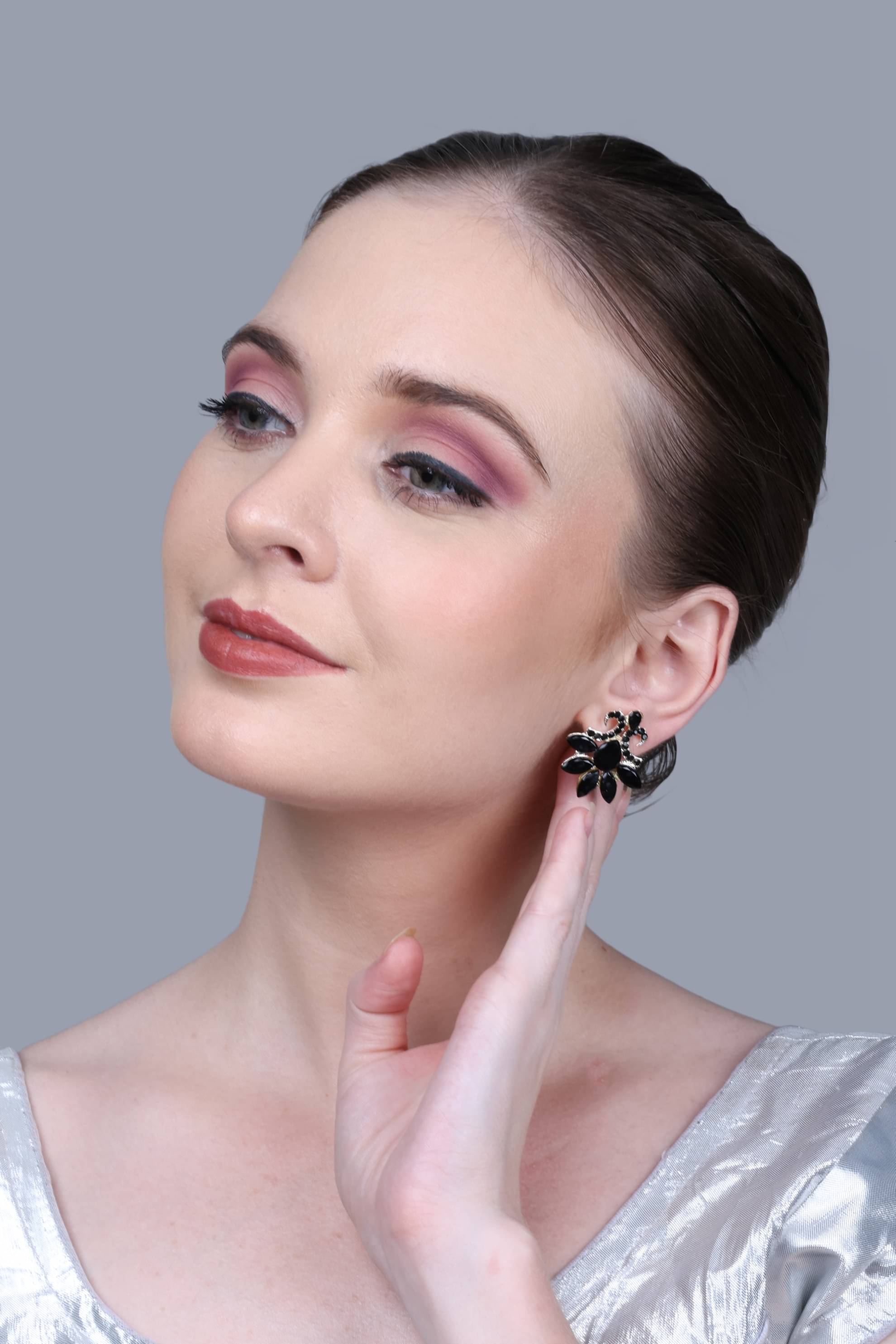     			SUNHARI Black Stud Earrings ( Pack of 1 )