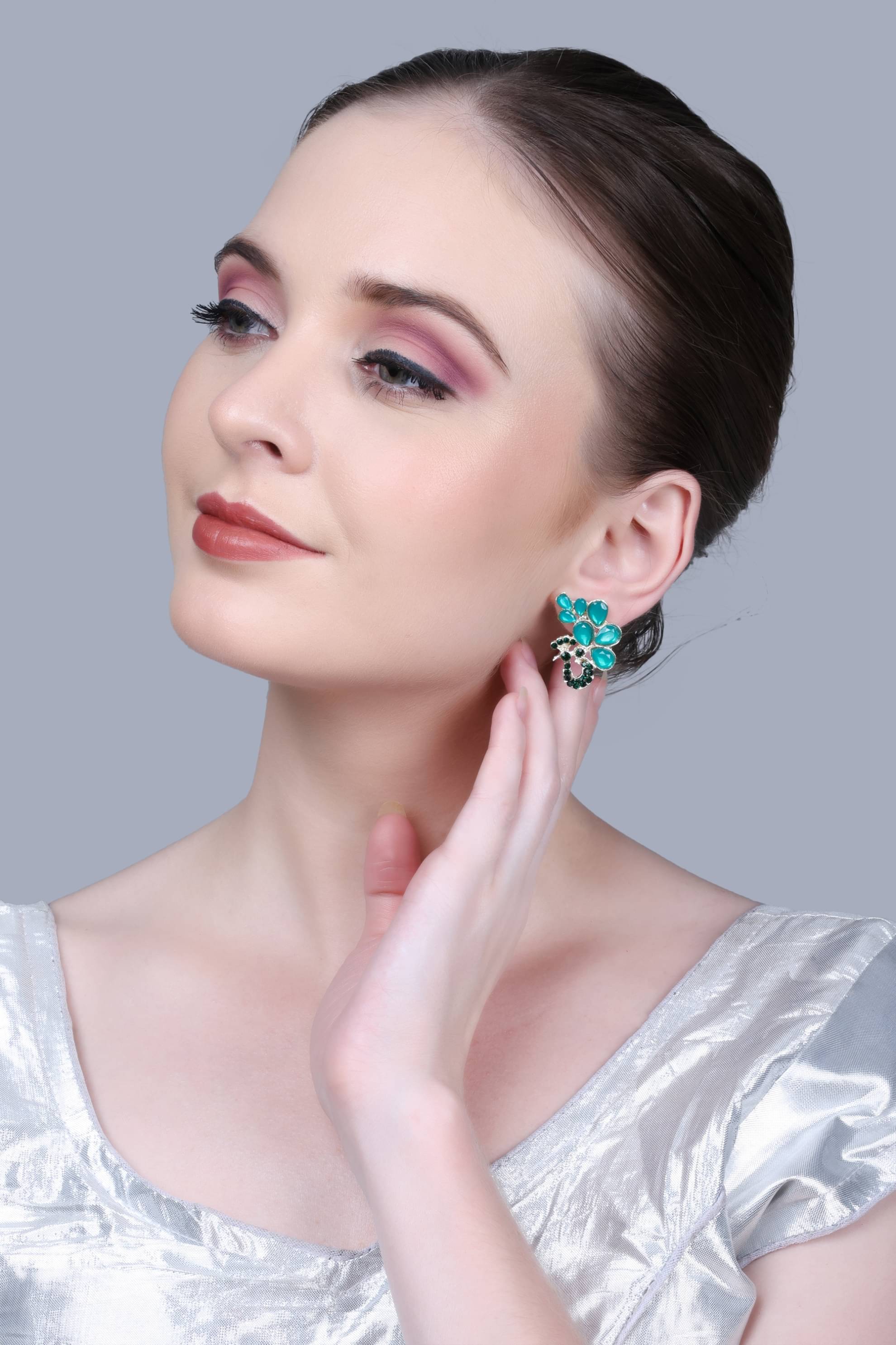     			SUNHARI Green Stud Earrings ( Pack of 1 )