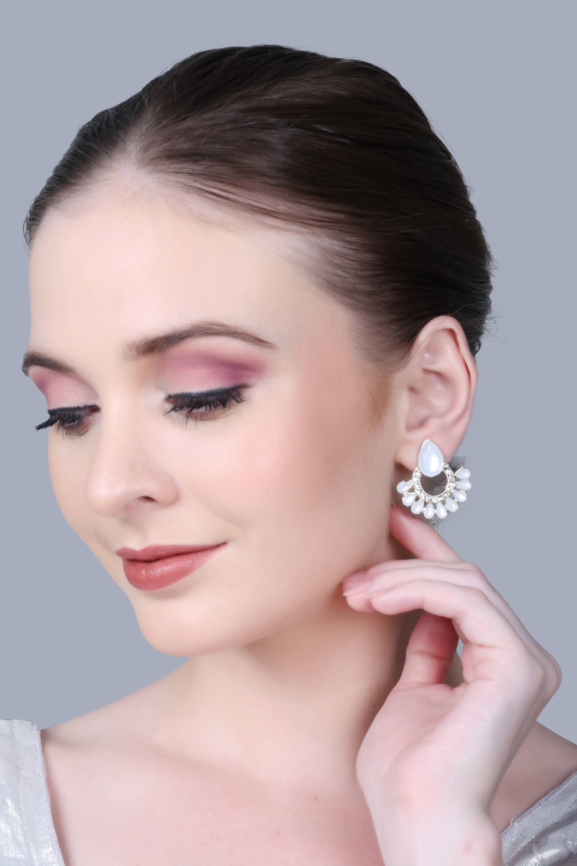     			SUNHARI White Stud Earrings ( Pack of 1 )