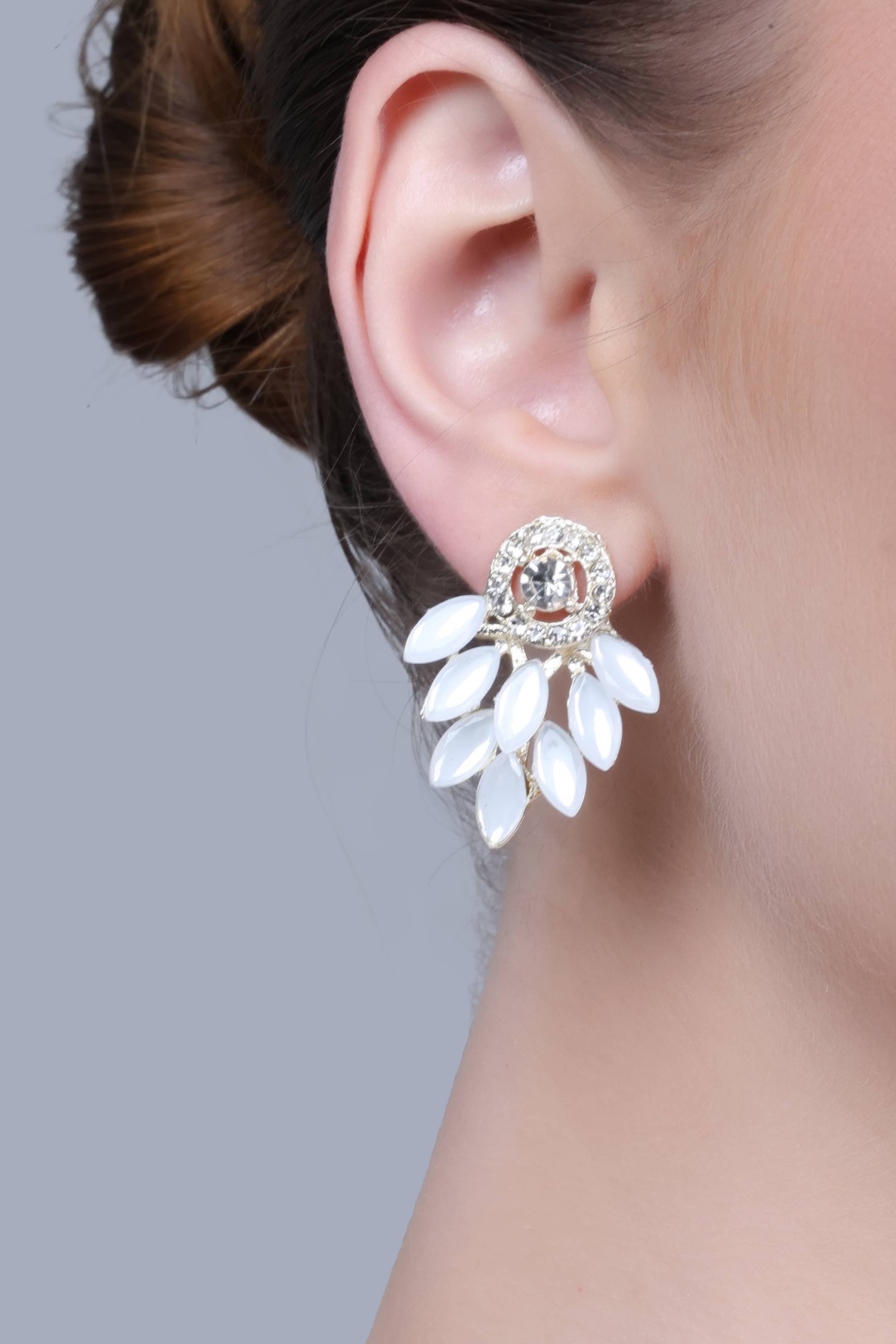     			SUNHARI White Stud Earrings ( Pack of 1 )