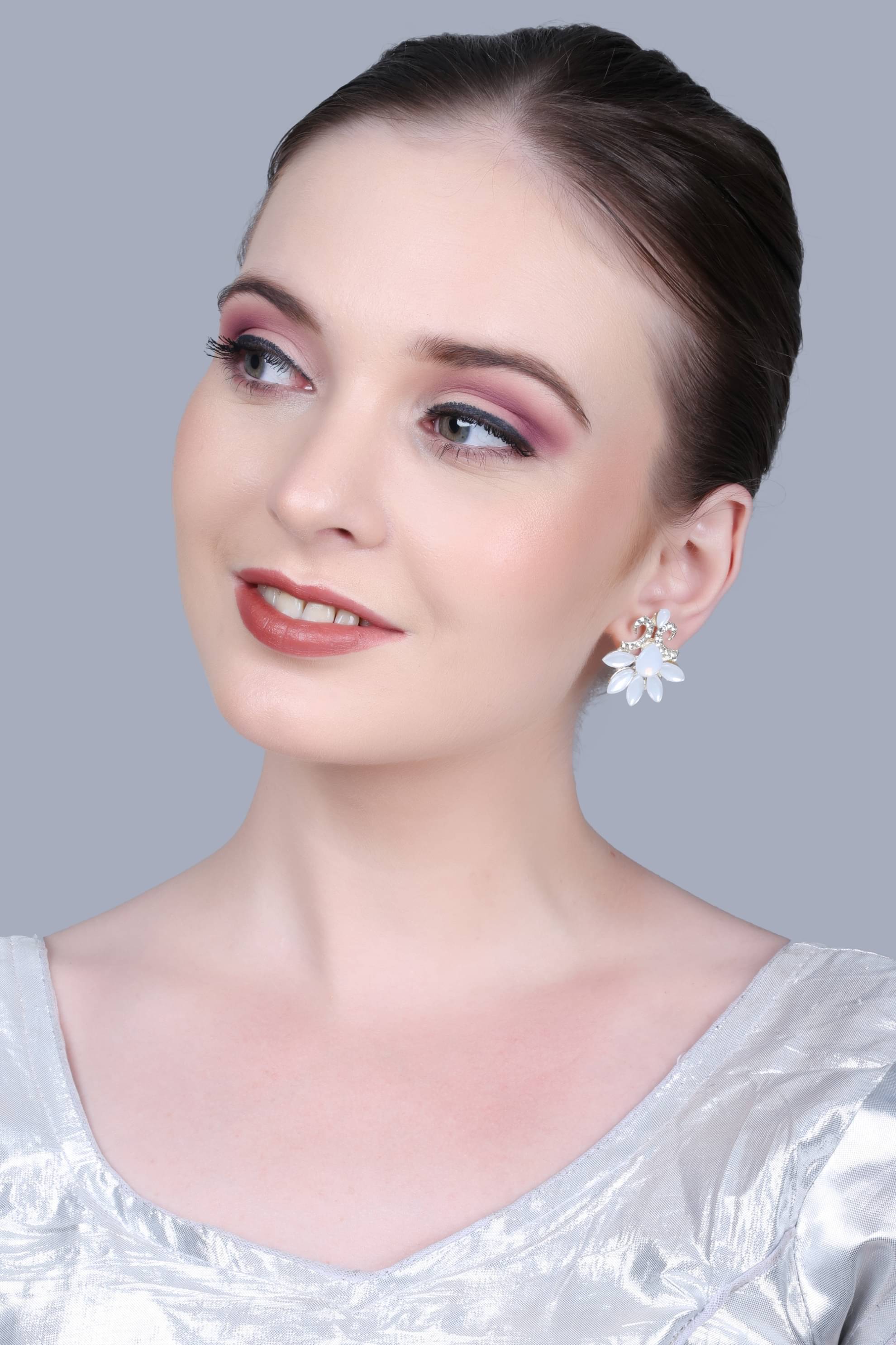     			SUNHARI White Stud Earrings ( Pack of 1 )