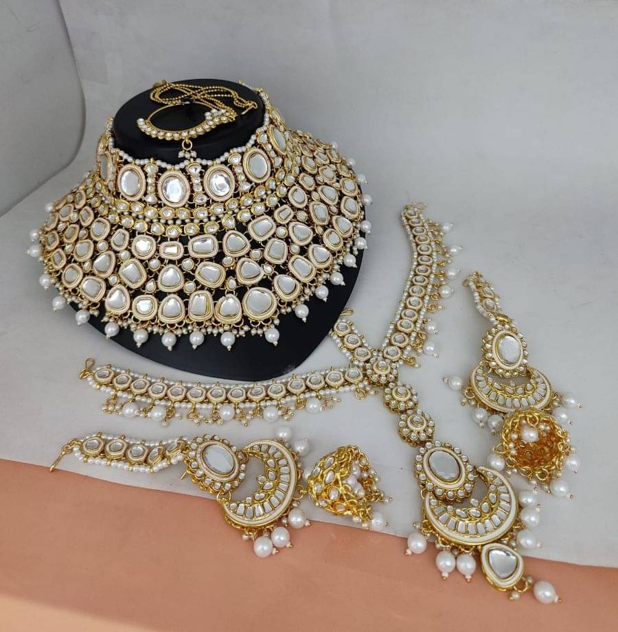     			Padmavati Bangles White Alloy Necklace Set ( Pack of 1 )