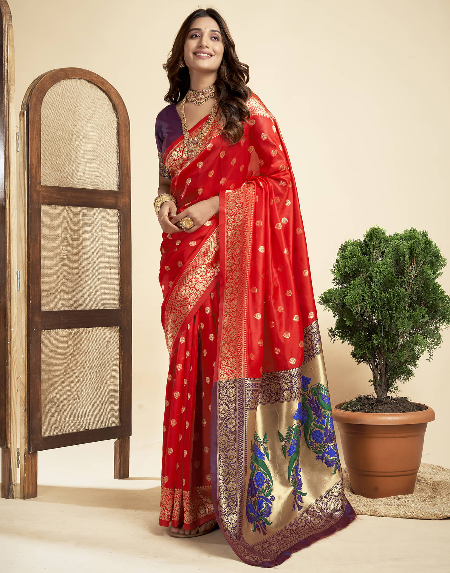     			Satrani Silk Blend Embellished Saree With Unstitched Blouse Piece ( Red )