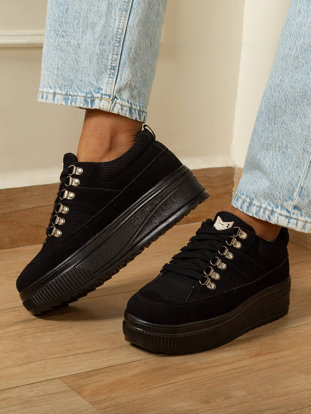     			Big Fox Black Women's Sneakers
