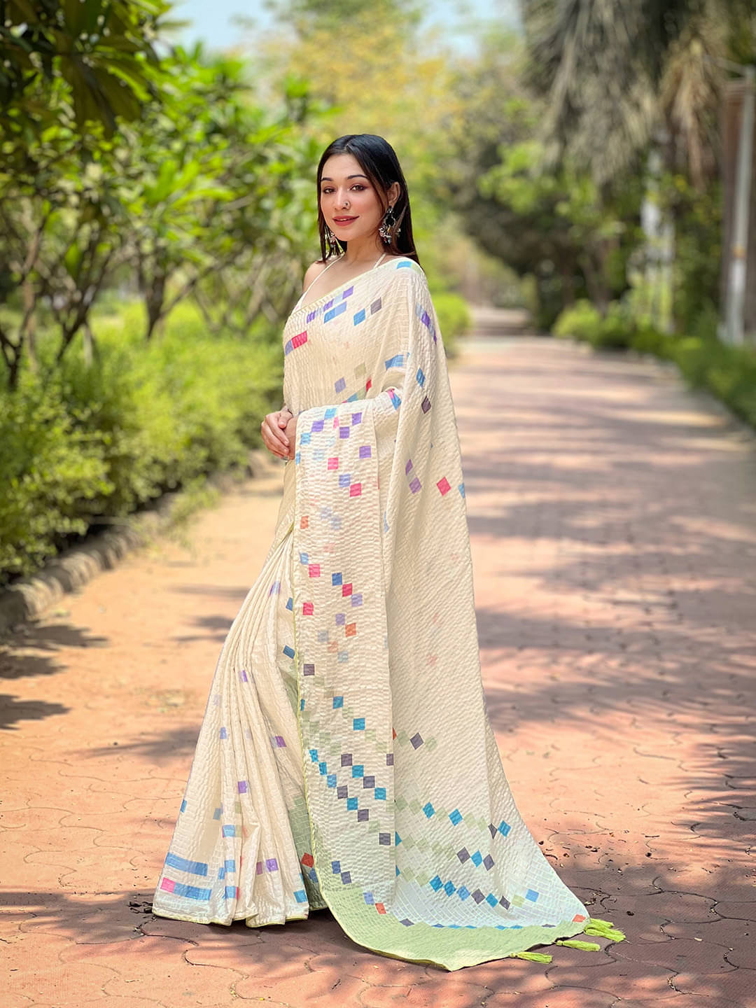 Rekha Maniyar Satin Printed Saree With Unstitched Blouse Piece ( Off White ) Rekha Maniyar Satin Printed Saree With Unstitched Blouse Piece ( Off White )