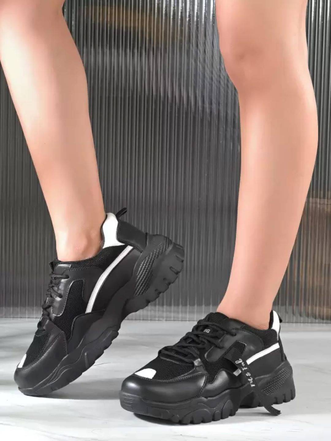     			Big Fox Black Women's Sneakers
