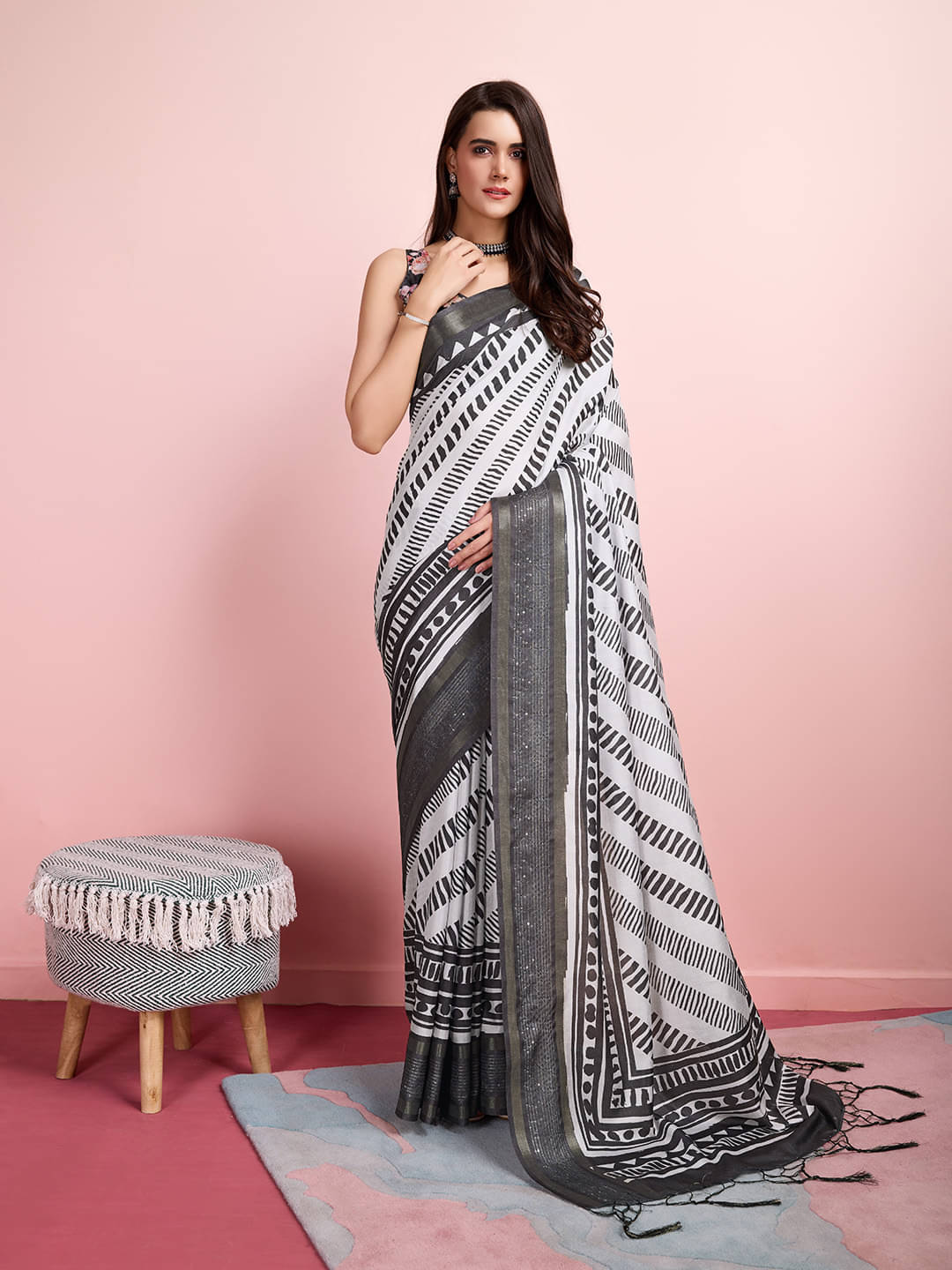 Rekha Maniyar Silk Blend Printed Saree With Unstitched Blouse Piece ( Black ) Rekha Maniyar Silk Blend Printed Saree With Unstitched Blouse Piece ( Black )