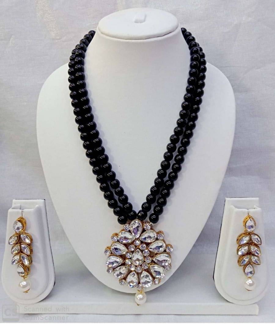     			Padmavati Bangles Black Pendant set ( Pack of 1 )