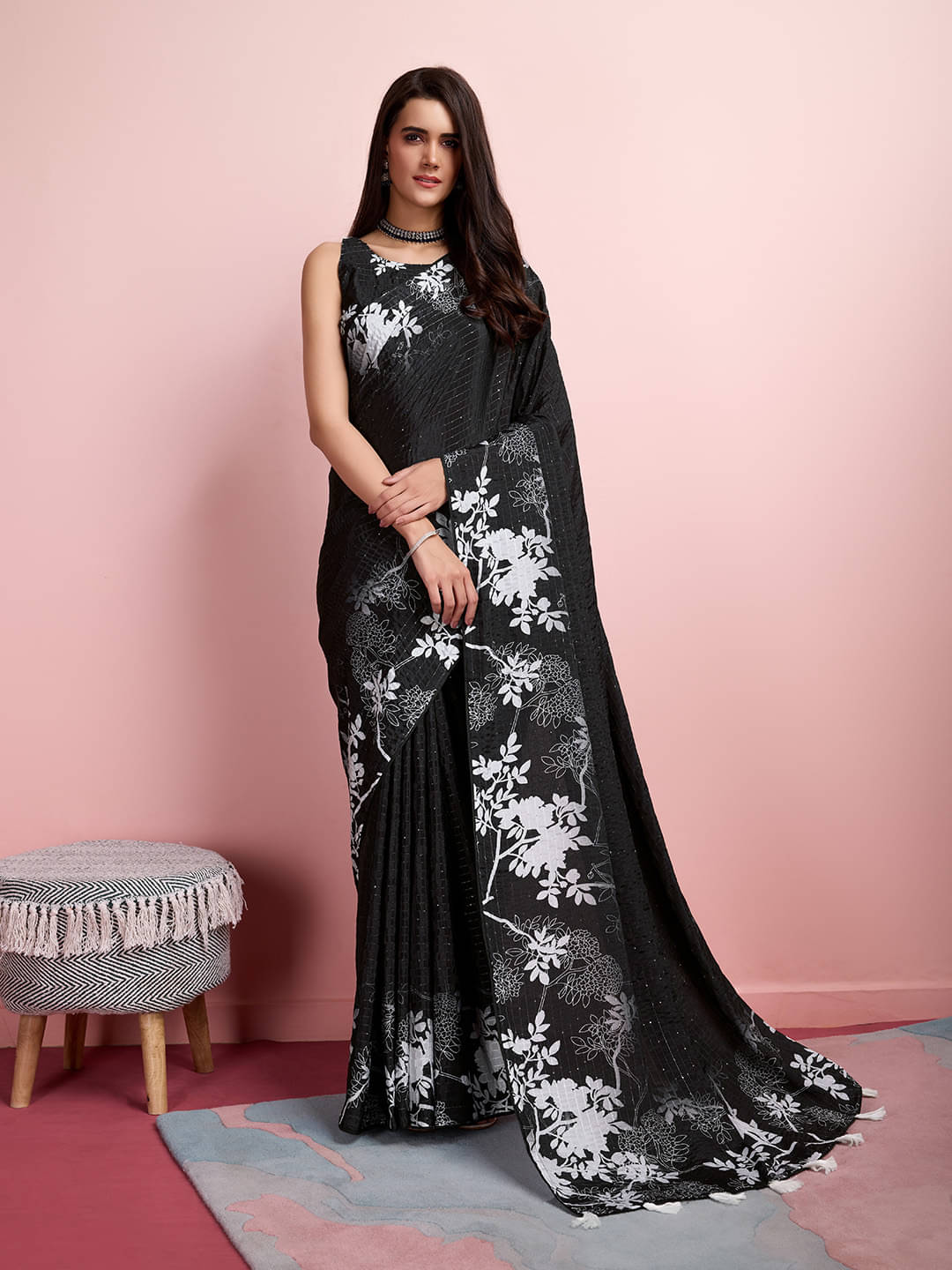     			Rekha Maniyar Silk Blend Embellished Saree With Unstitched Blouse Piece ( Black )