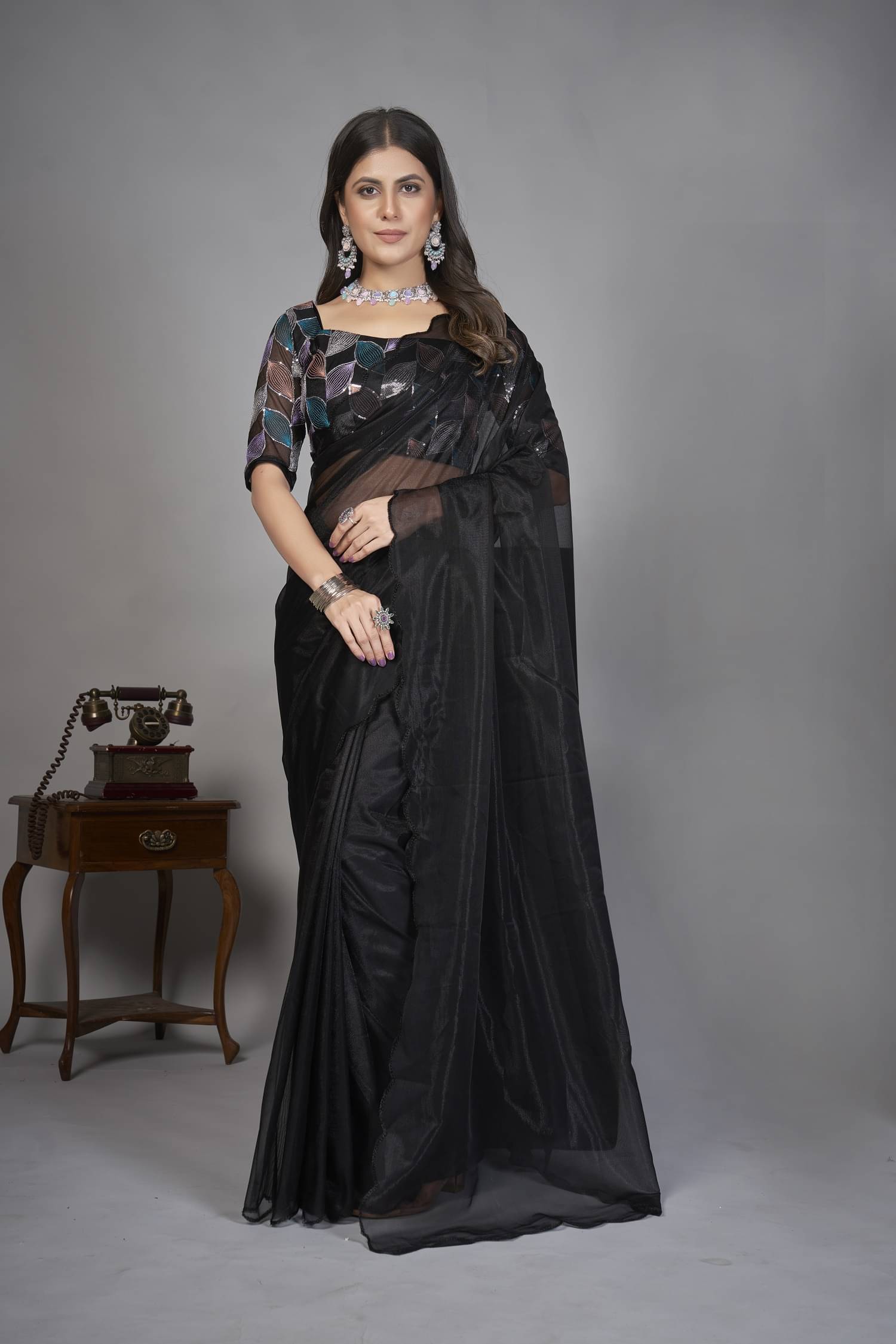     			Aika Organza Solid Saree With Unstitched Blouse Piece ( Black )