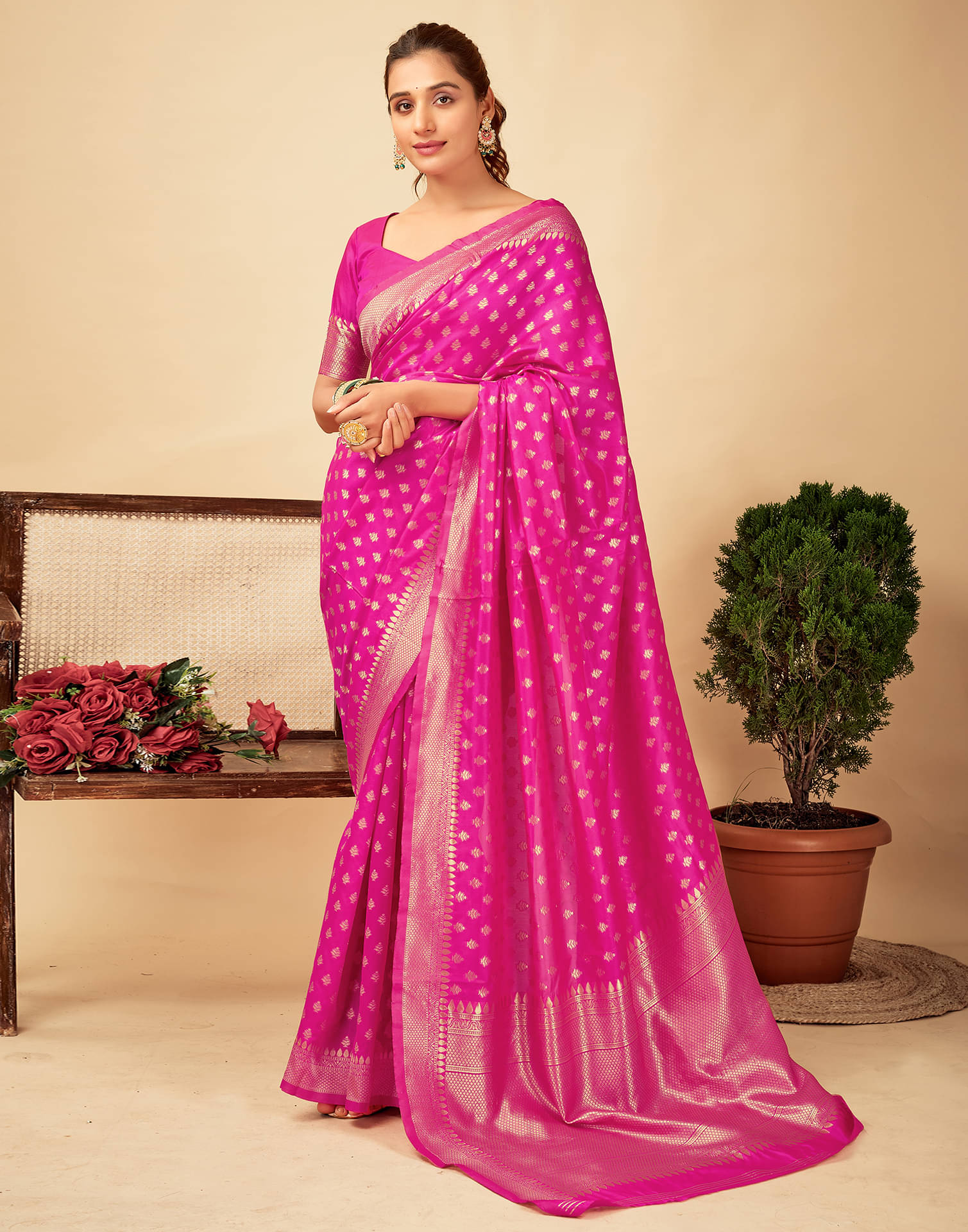     			Samah Silk Blend Self Design Saree With Unstitched Blouse Piece ( Magenta )