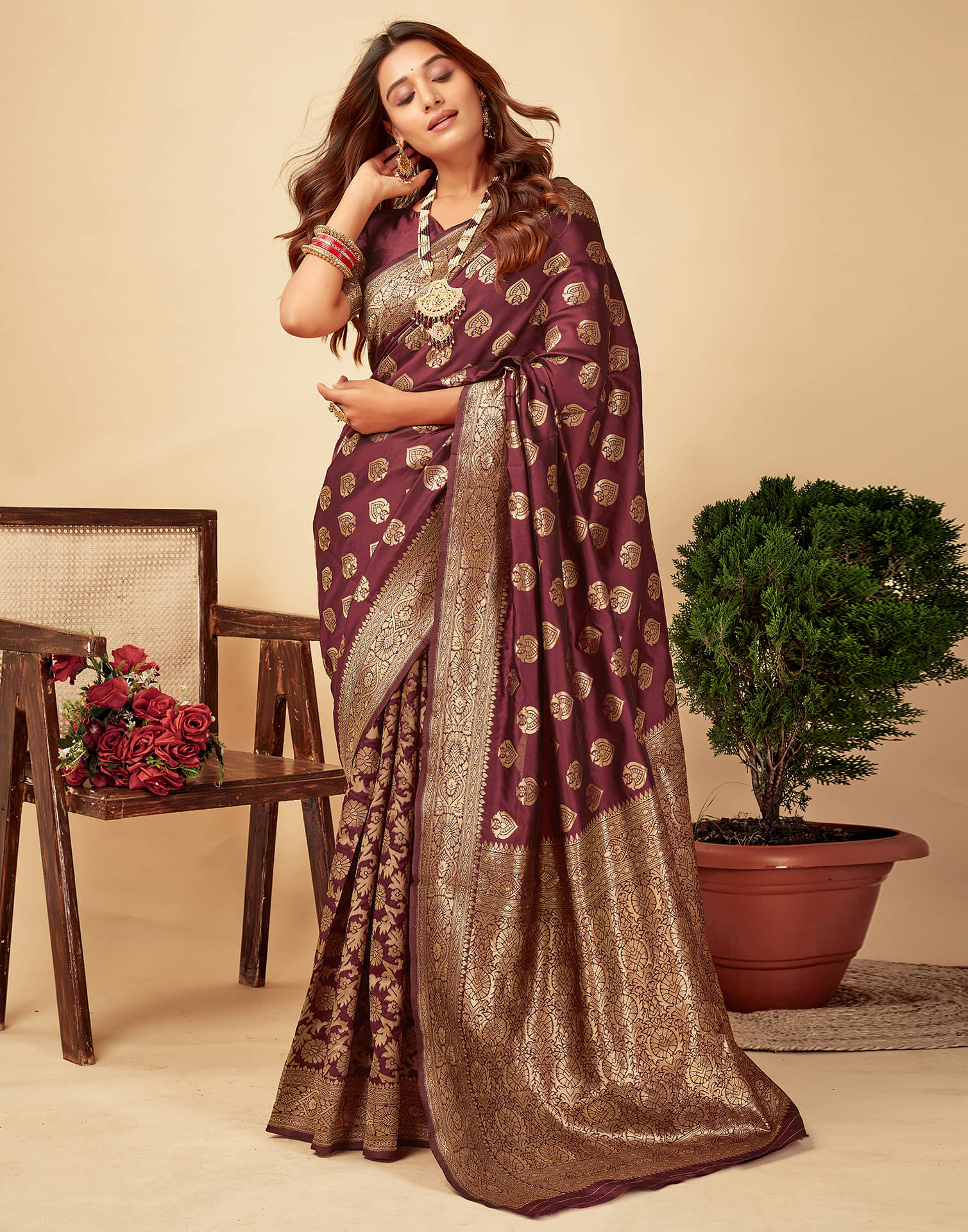     			Satrani Silk Blend Self Design Saree With Unstitched Blouse Piece ( Maroon )