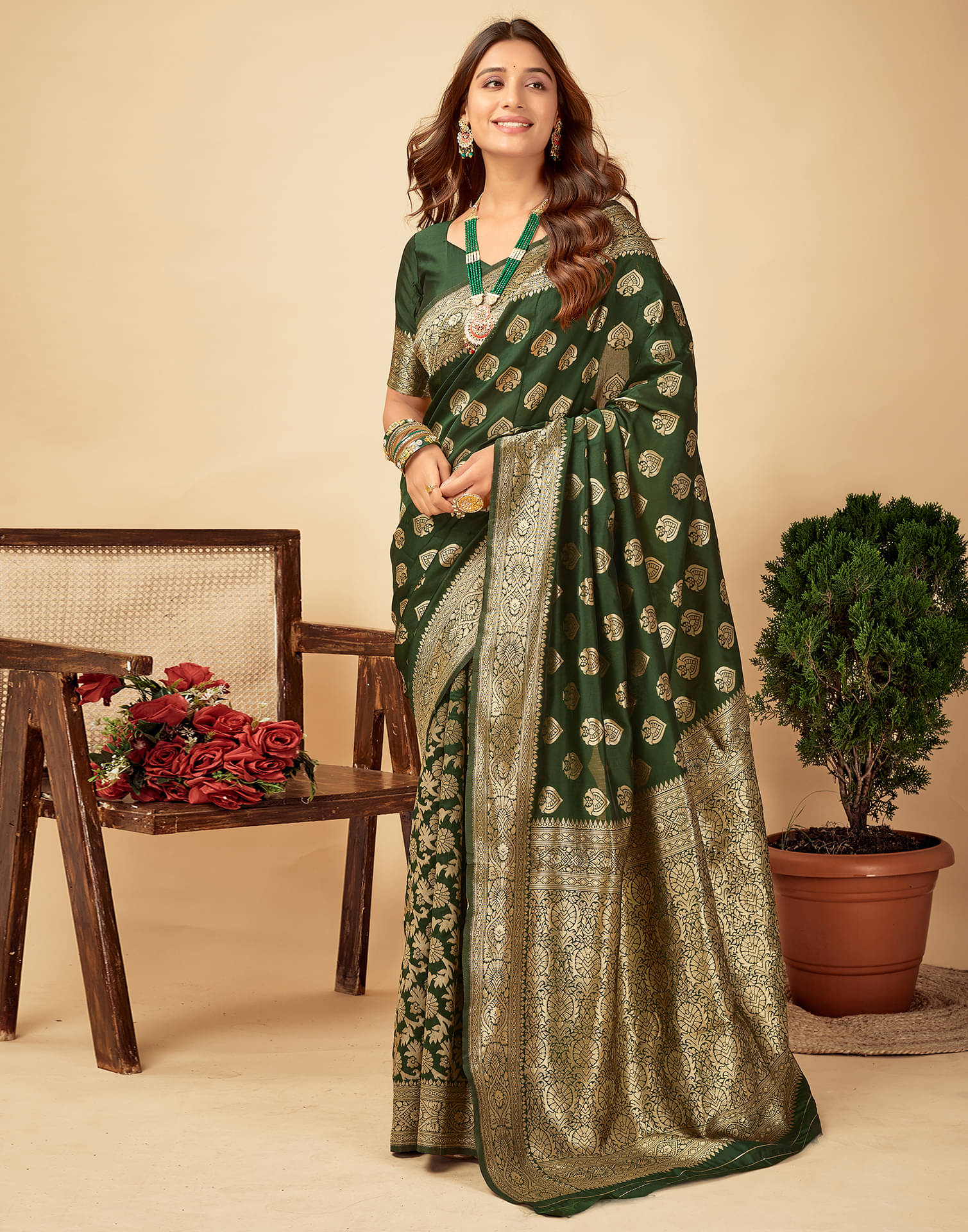 Satrani Silk Blend Self Design Saree With Unstitched Blouse Piece ( Green ) Satrani Silk Blend Self Design Saree With Unstitched Blouse Piece ( Green )