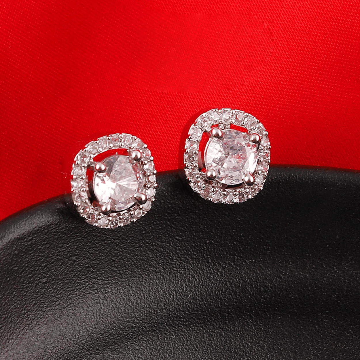     			gilher White Stud Earrings ( Pack of 1 )