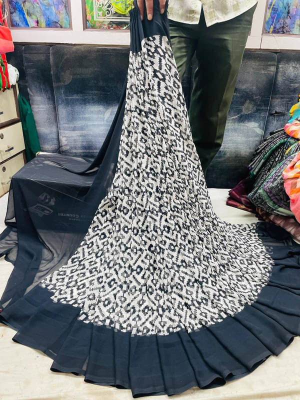 Sanwariya Silks Georgette Printed Saree With Unstitched Blouse Piece ( Black ) Sanwariya Silks Georgette Printed Saree With Unstitched Blouse Piece ( Black )