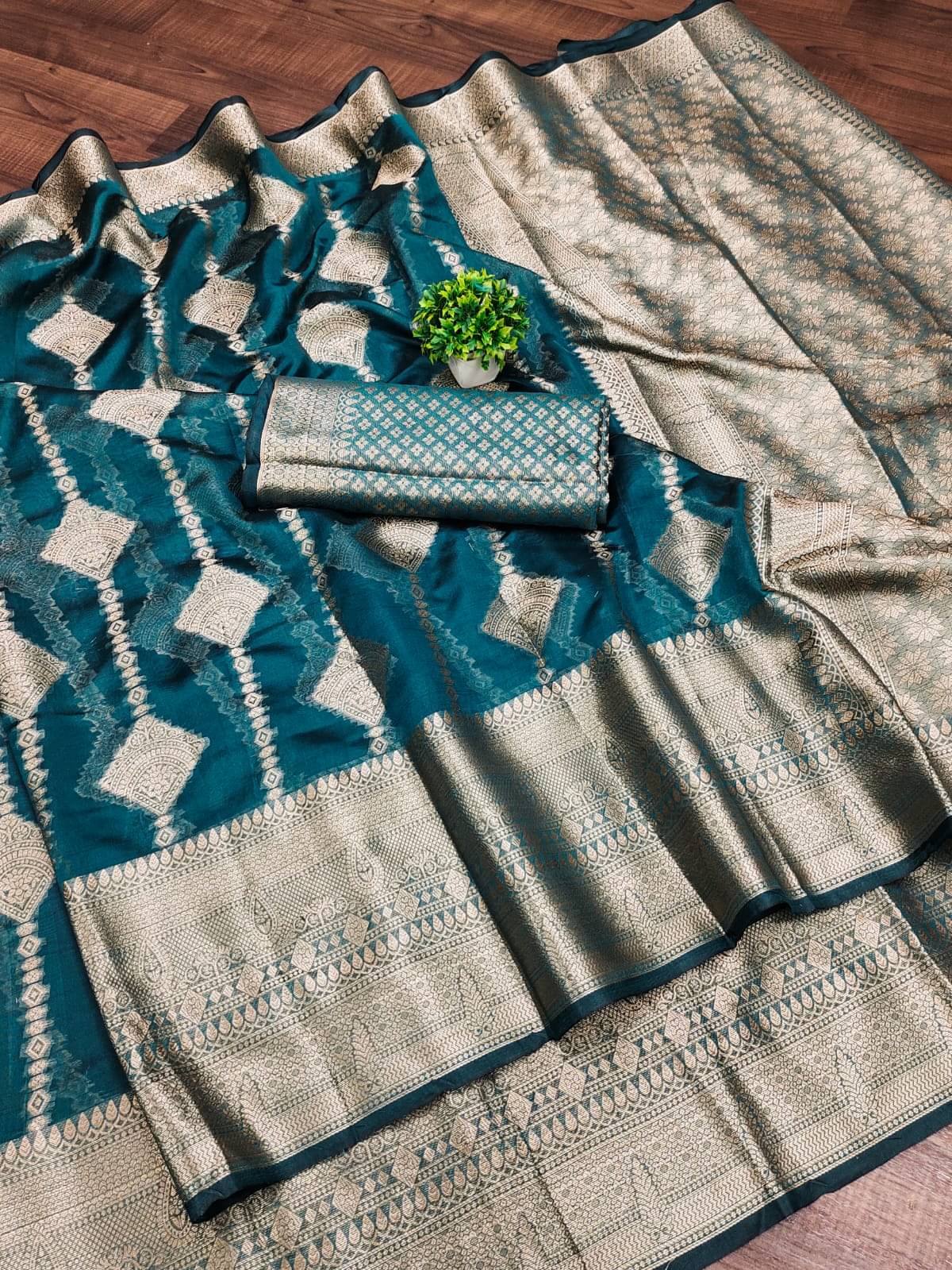 Kalpana Creation Organza Woven Saree With Unstitched Blouse Piece ( Rama ) Kalpana Creation Organza Woven Saree With Unstitched Blouse Piece ( Rama )