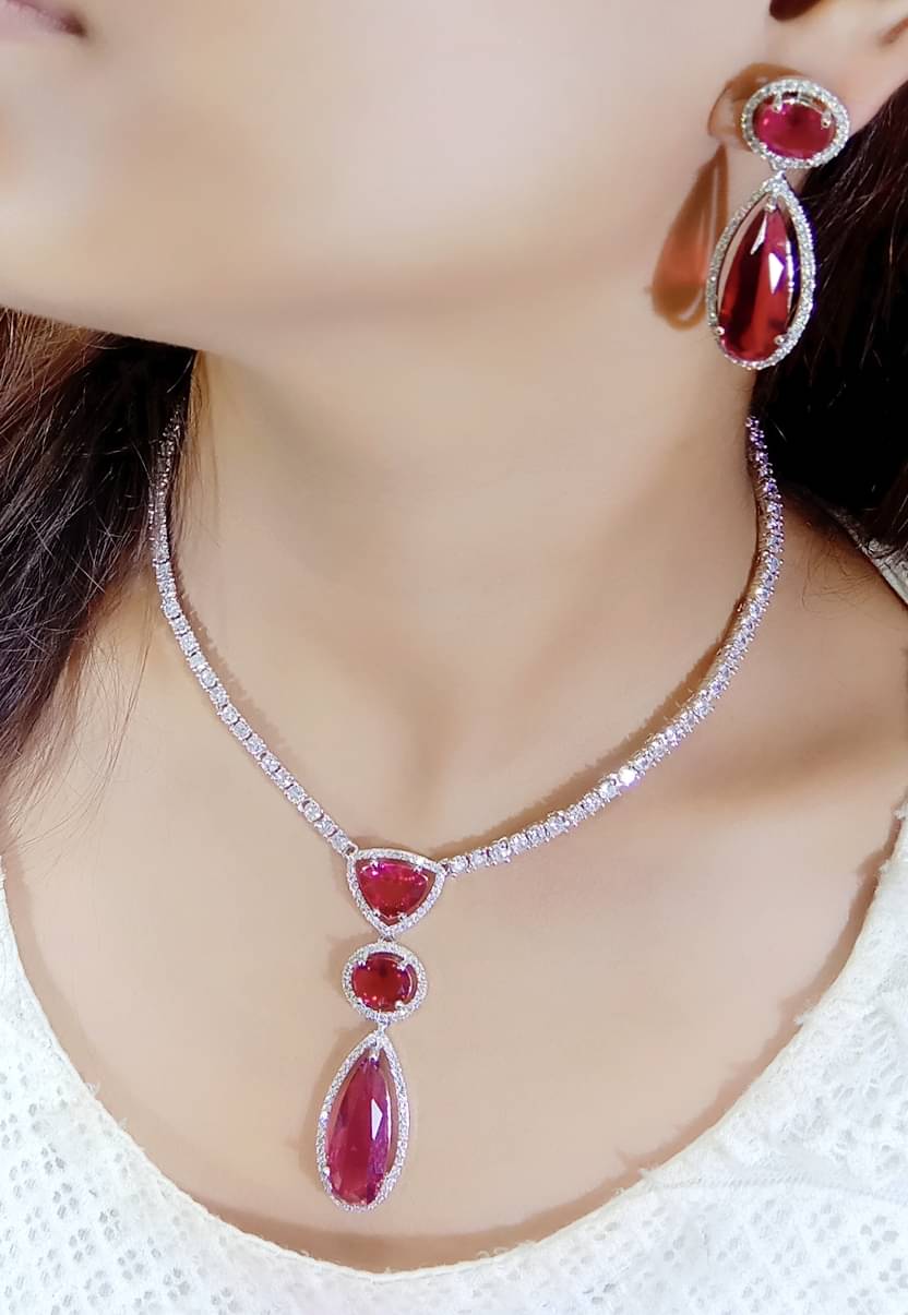     			Ladymania Red Alloy Necklace Set ( Pack of 1 )