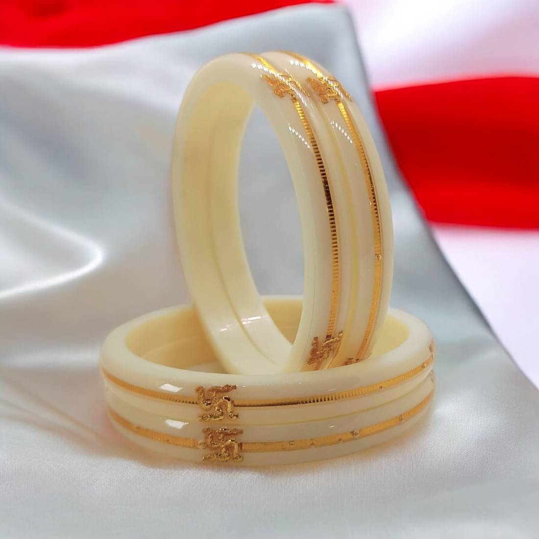 SUNISKA White Bangle Set ( Pack of 4 ) SUNISKA White Bangle Set ( Pack of 4 )