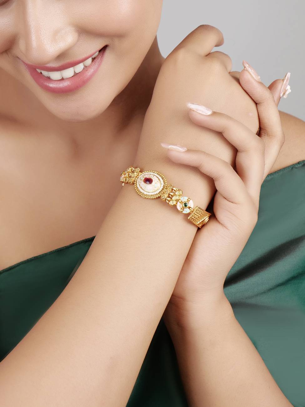     			Jiyanshi fashion Gold Bracelet ( Pack of 1 )