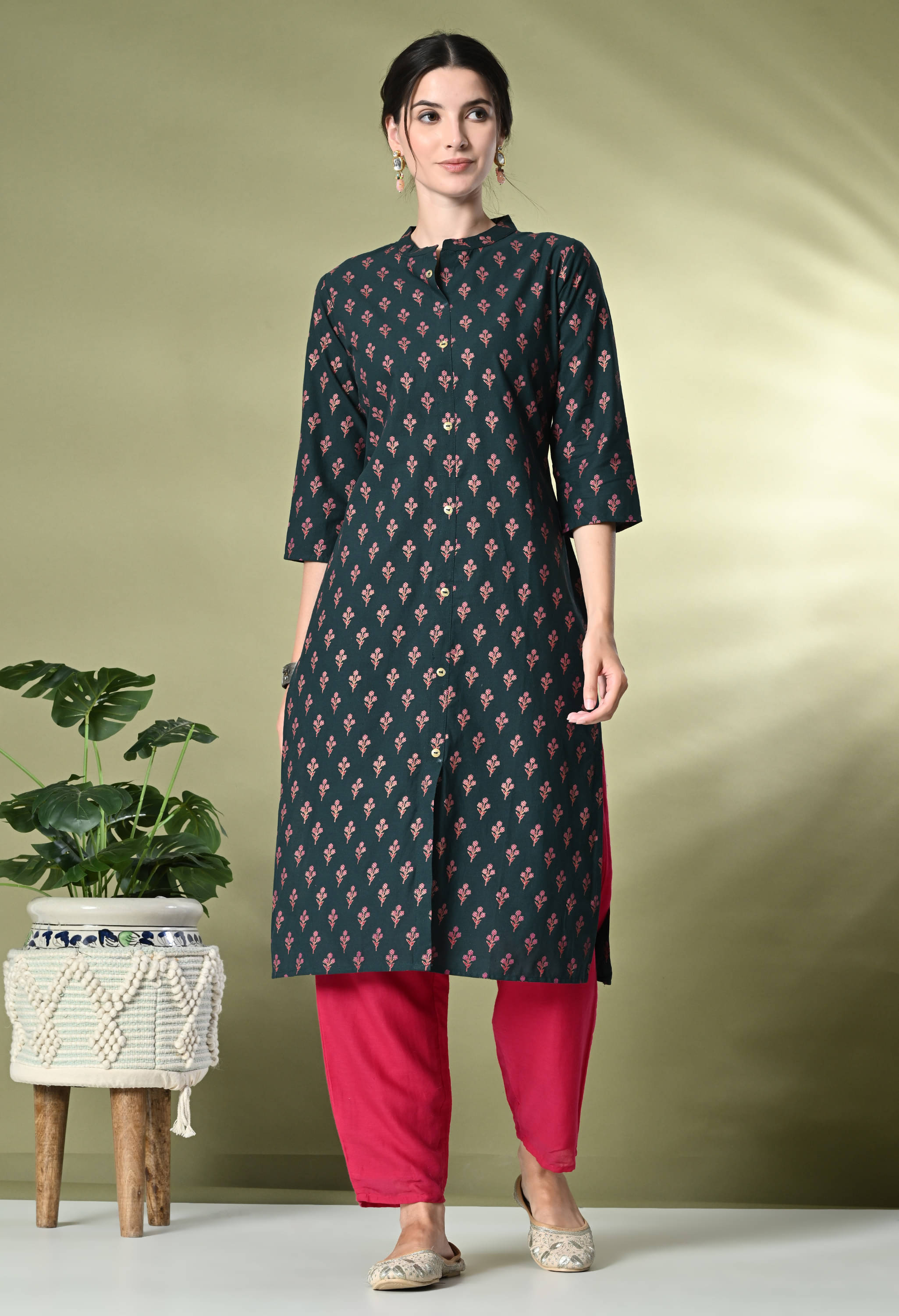 GlowWorld Cotton Printed Front Slit Women's Kurti - Green ( Pack of 1 ) GlowWorld Cotton Printed Front Slit Women's Kurti - Green ( Pack of 1 )