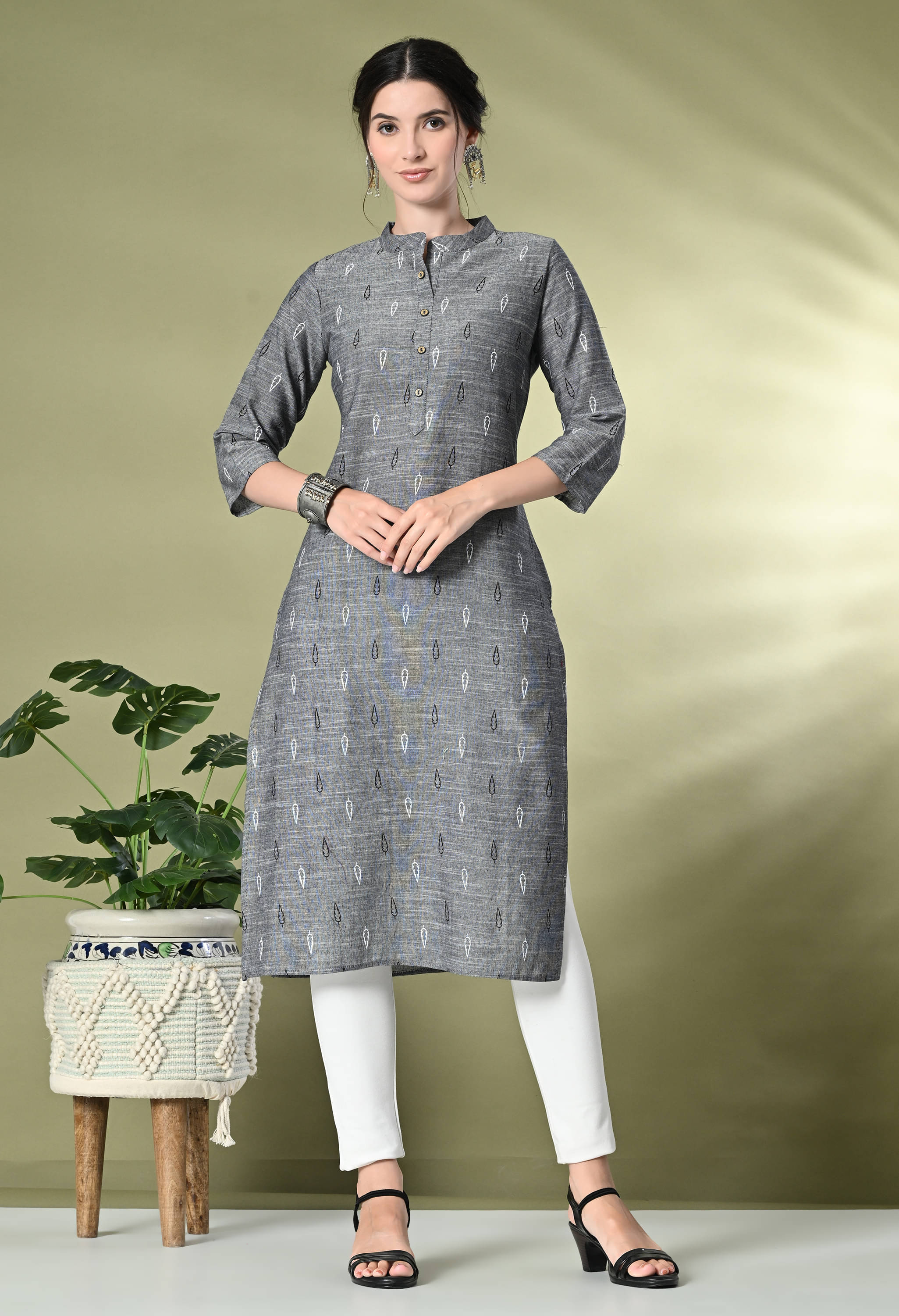 GlowWorld Cotton Printed Straight Women's Kurti - Grey ( Pack of 1 ) GlowWorld Cotton Printed Straight Women's Kurti - Grey ( Pack of 1 )