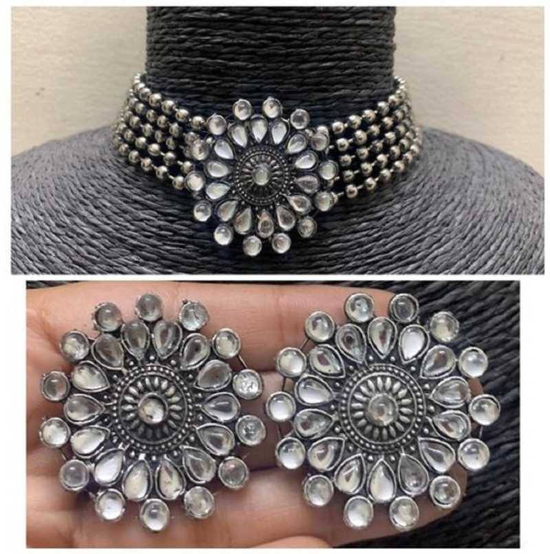     			Samridhi DC Silver Alloy Necklace Set ( Pack of 1 )