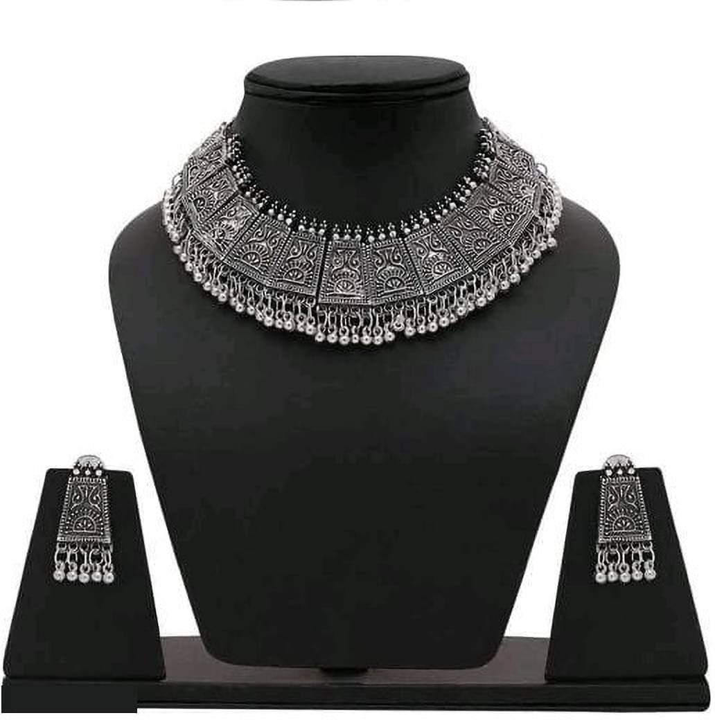     			Samridhi DC Silver Alloy Necklace Set ( Pack of 1 )