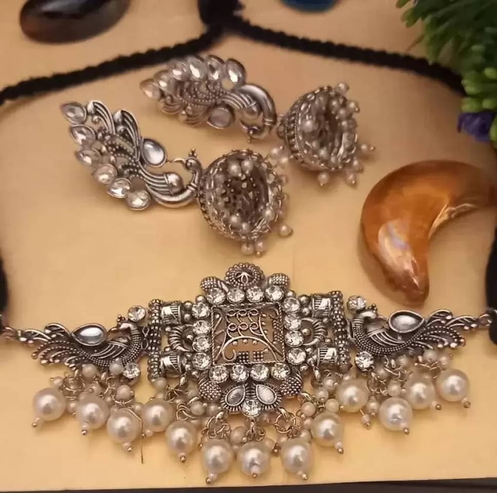     			Samridhi DC Silver Alloy Necklace Set ( Pack of 1 )