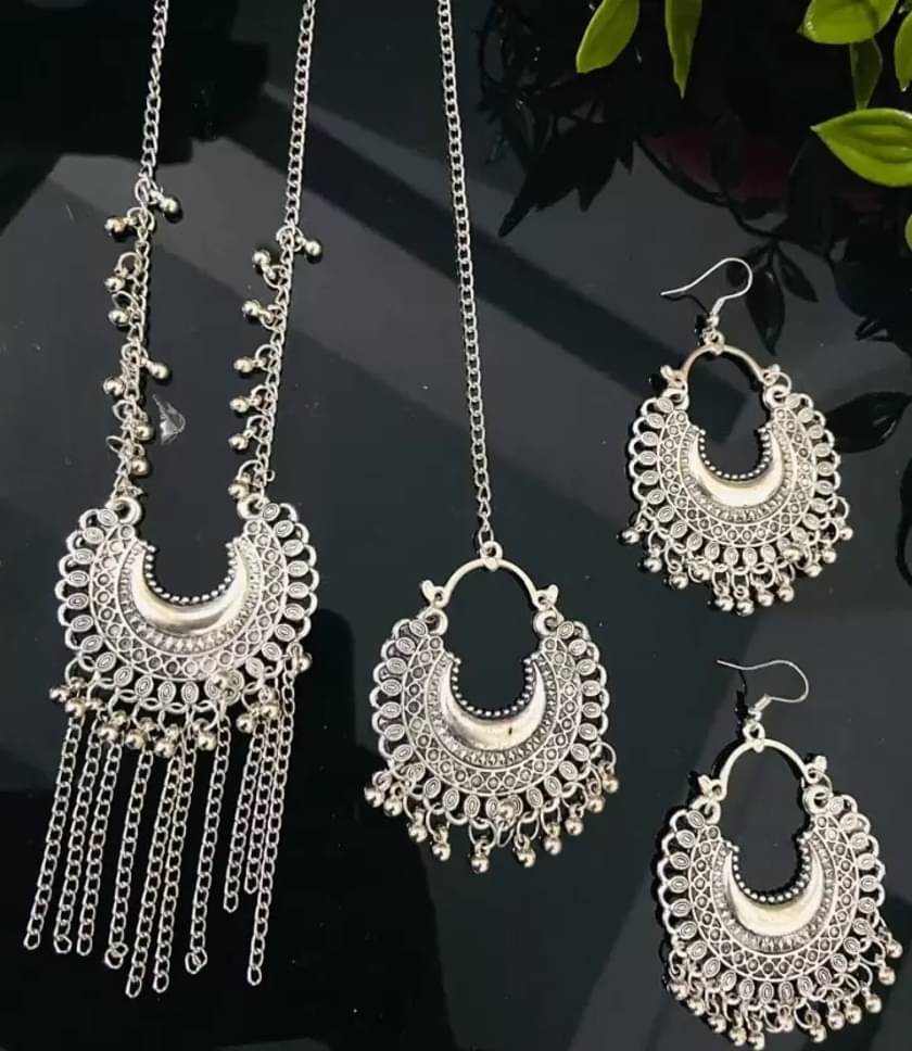     			Samridhi DC Silver Alloy Necklace Set ( Pack of 1 )