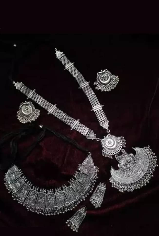     			Samridhi DC Silver Alloy Necklace Set ( Pack of 1 )