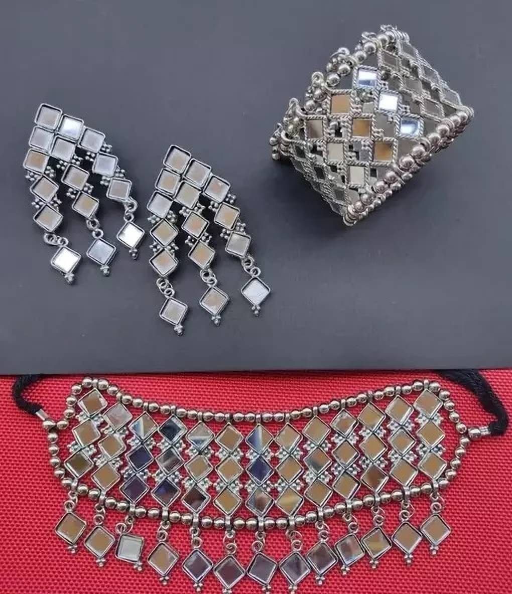     			Samridhi DC Silver Alloy Necklace Set ( Pack of 1 )