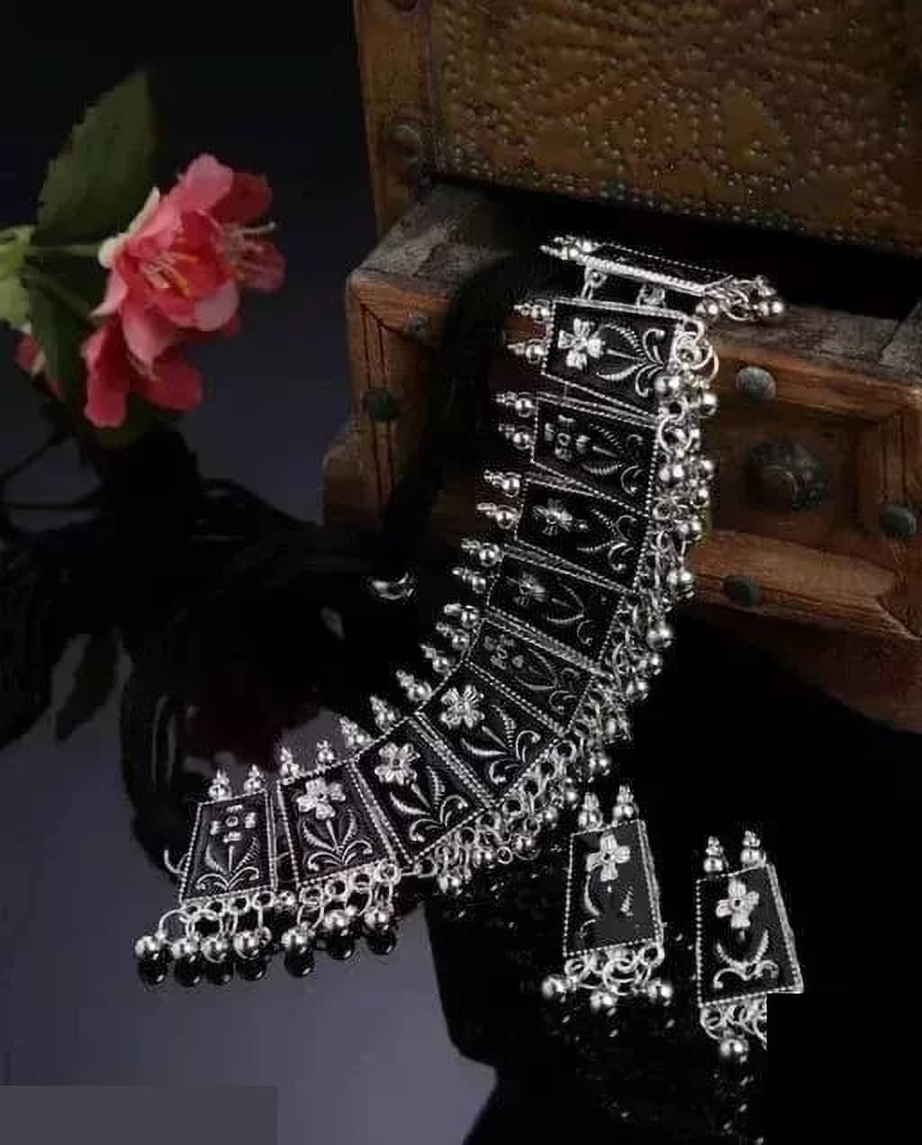     			Samridhi DC Silver Alloy Necklace Set ( Pack of 1 )