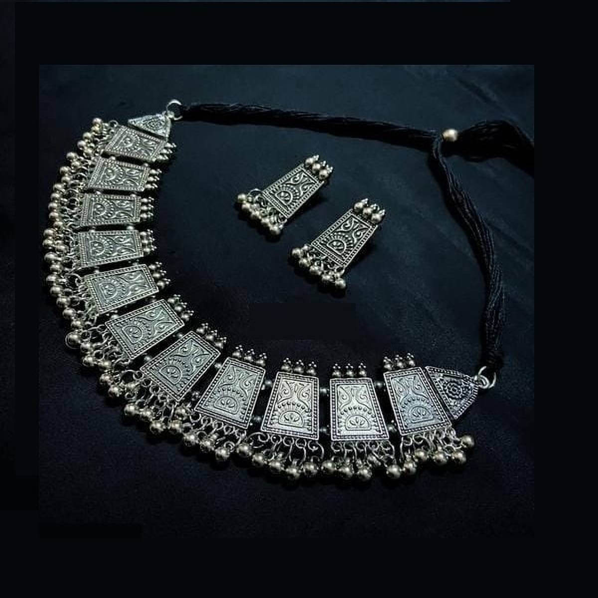     			Samridhi DC Silver Alloy Necklace Set ( Pack of 1 )