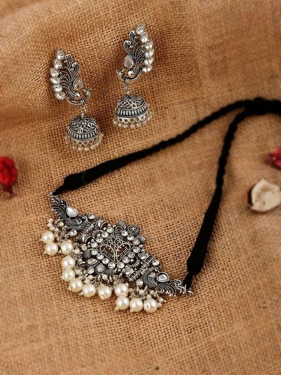     			Samridhi DC Silver Alloy Necklace Set ( Pack of 1 )