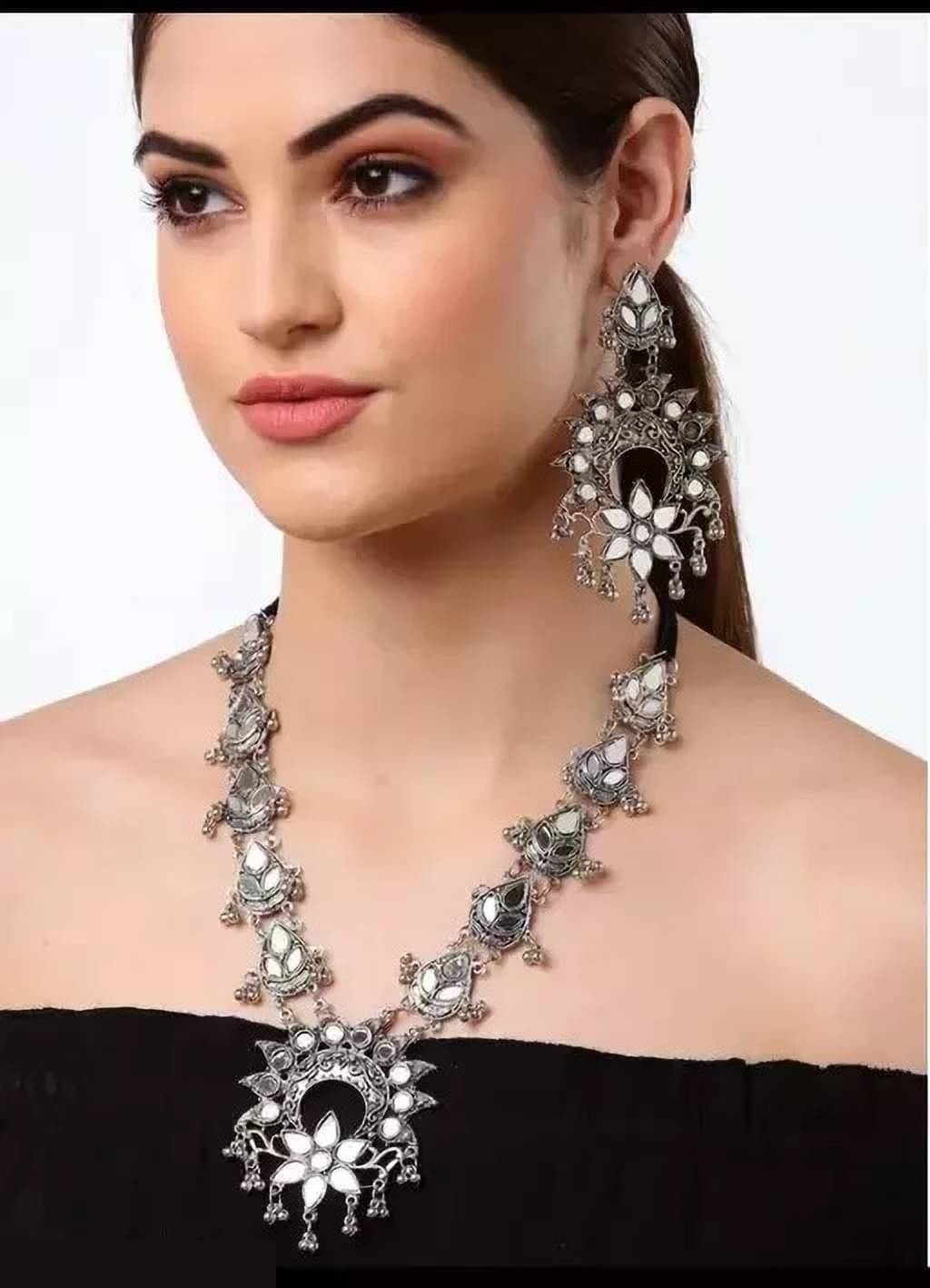     			Samridhi DC Silver Alloy Necklace Set ( Pack of 1 )