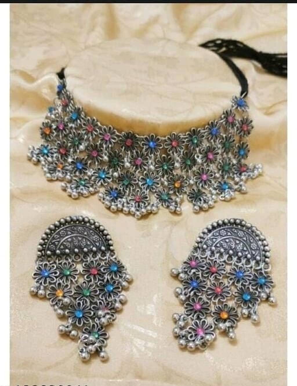     			Samridhi DC Silver Alloy Necklace Set ( Pack of 1 )