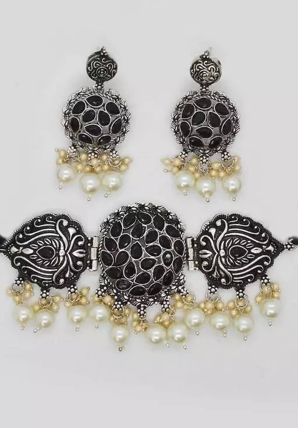     			Samridhi DC Silver Alloy Necklace Set ( Pack of 1 )