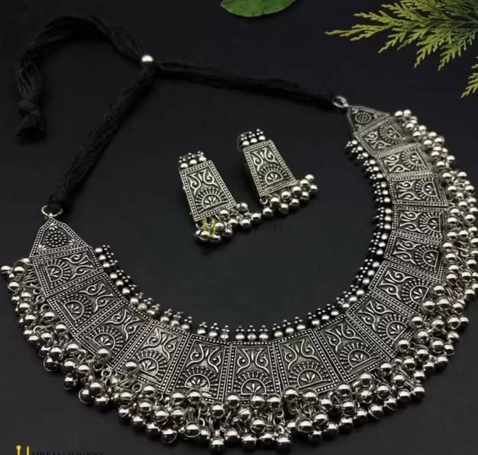     			Samridhi DC Silver Alloy Necklace Set ( Pack of 1 )