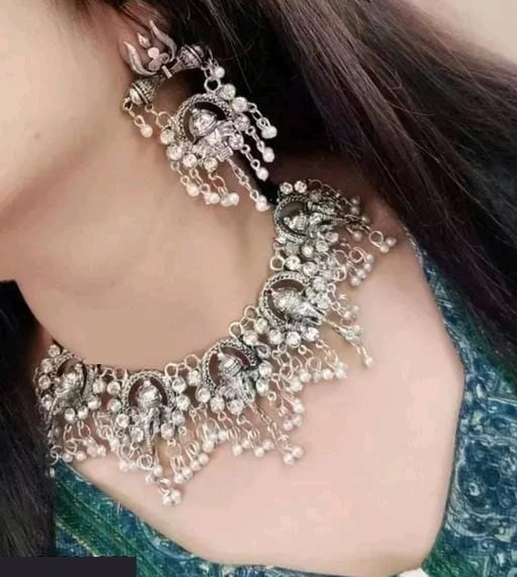     			Samridhi DC Silver Alloy Necklace Set ( Pack of 1 )
