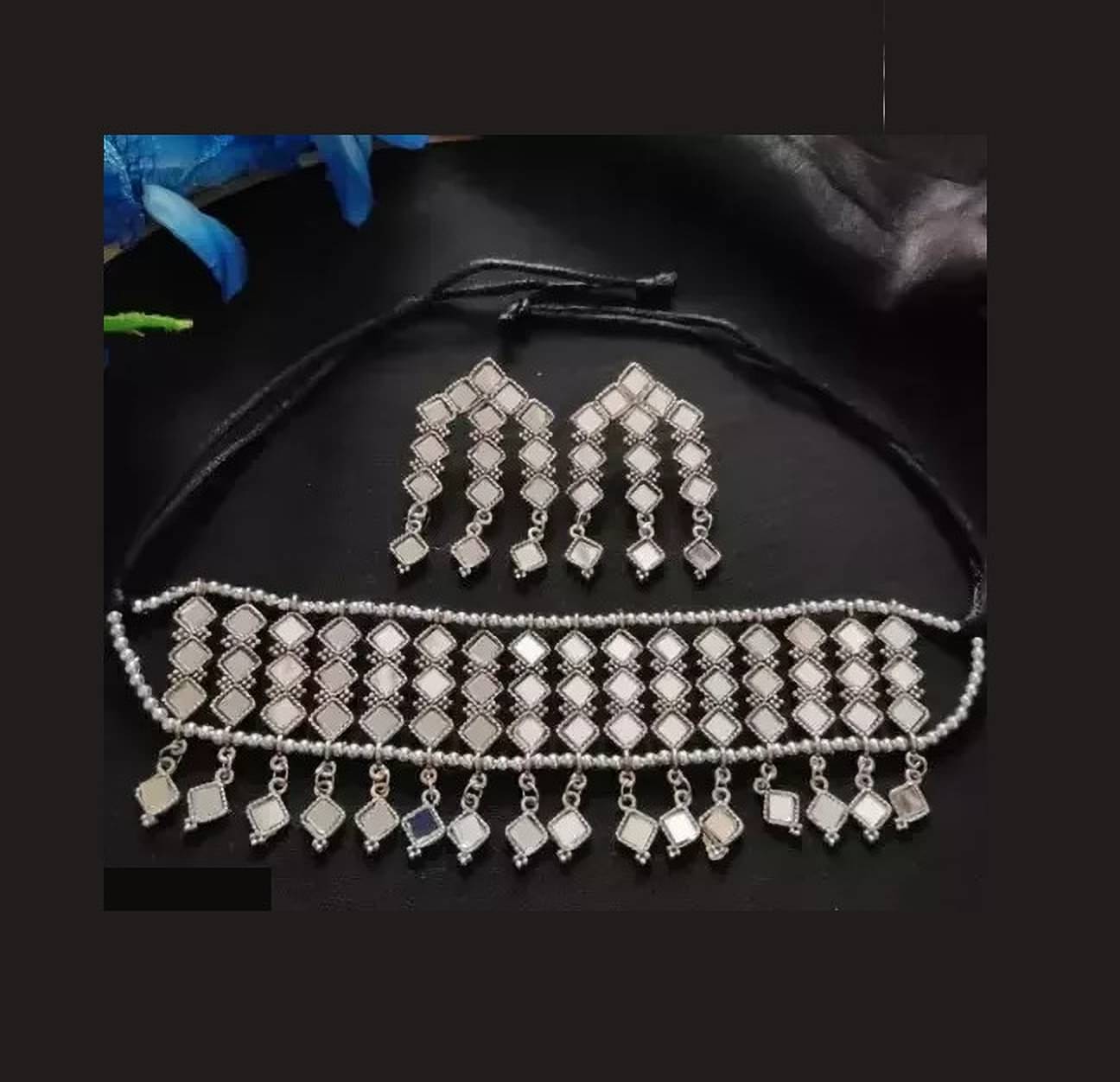     			Samridhi DC Silver Alloy Necklace Set ( Pack of 1 )