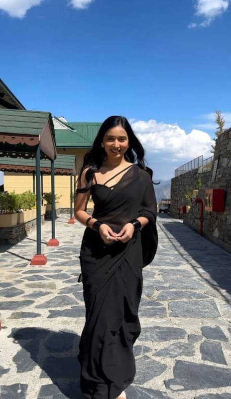Sanwariya Silk Georgette Solid Saree With Unstitched Blouse Piece ( Black ) Sanwariya Silk Georgette Solid Saree With Unstitched Blouse Piece ( Black )