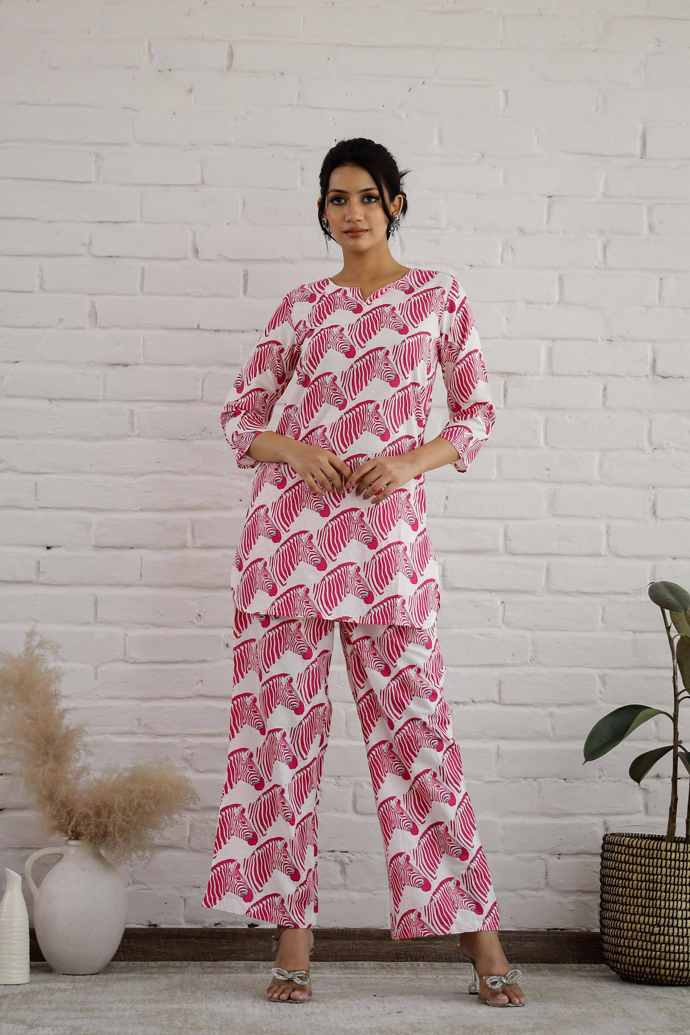     			Label Flavia Women Printed Kurta With Trousers Co-Ord Set ( Multicolor )