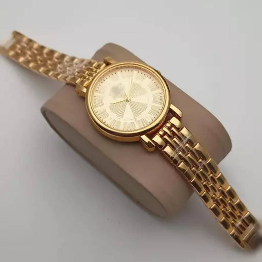     			EEWHI Gold Metal Analog Womens Watch