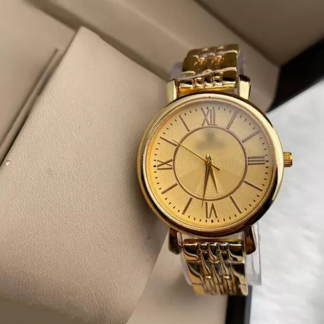     			EEWHI Gold Metal Analog Womens Watch